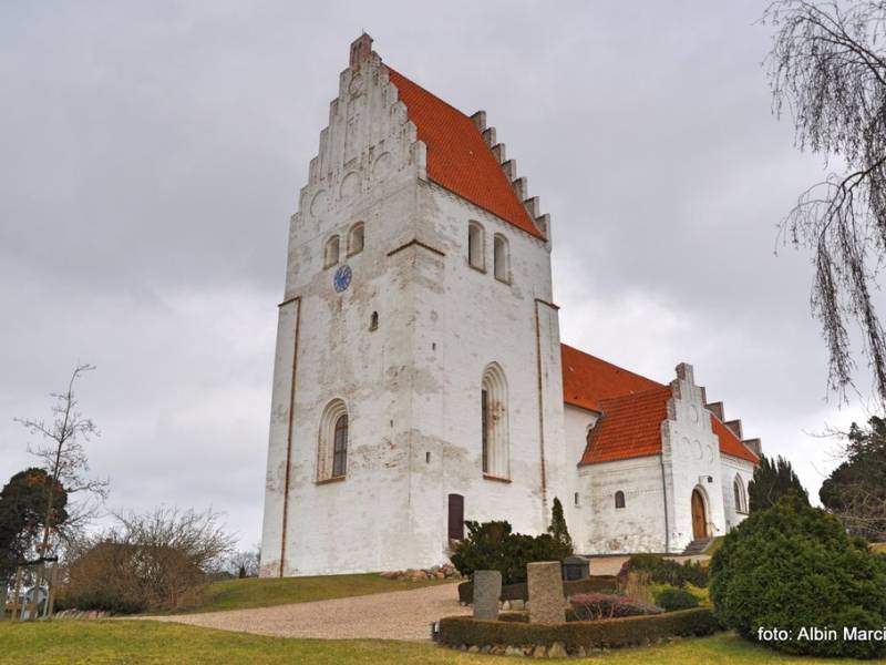 Zabytkowy kościół Keldby Elmelunde Kirke na wyspie Møn w Danii